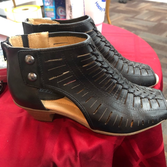 Earth Shoes - Earth Black Cutout Ankle Booties